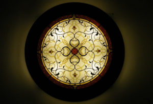 Lampada con vetrata circolare e motivo arabo