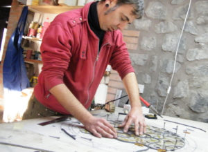 Ikostudio, Diego Tolomelli tessendo una vetrata artistica a piombo, nella categoria vetrate artistiche tradizionali con pittura su vetro a grisaglia e smalti