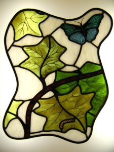 Vitral en plomo pintado con hojas