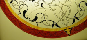 particolare della pittura a grisaglia di una vetrata artistica in stile arabo