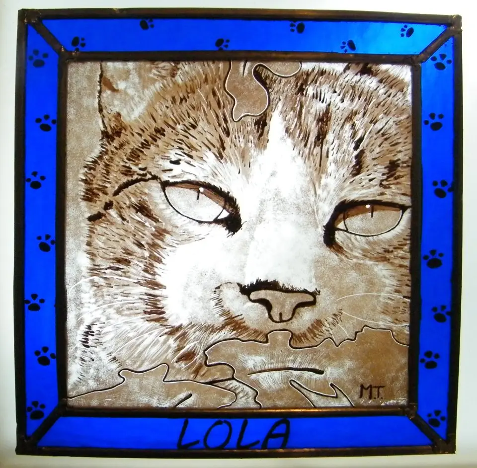 Vitral con retrato de gato