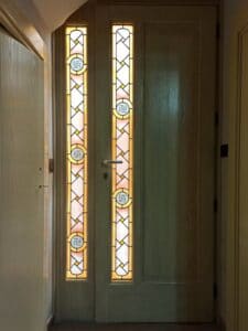 Puerta artesanal con vitrales