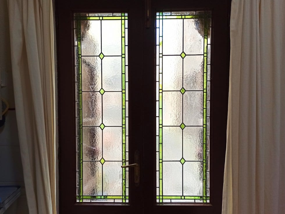 Puerta con vitrales artísticos simples y elegantes