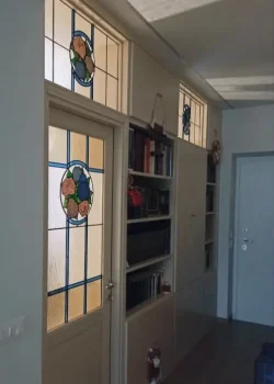 Divisor con vitrales