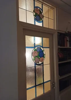 Puerta artesanal con hortensias